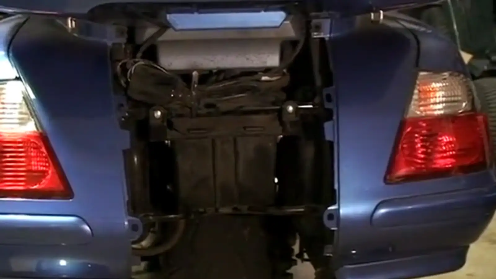 2009 Amplifier Remove and Replace